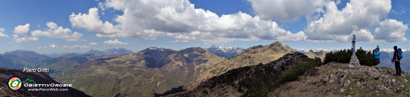 69 Alla croce di vetta del Cancervo (1831 m) con vista ad occidente.jpg